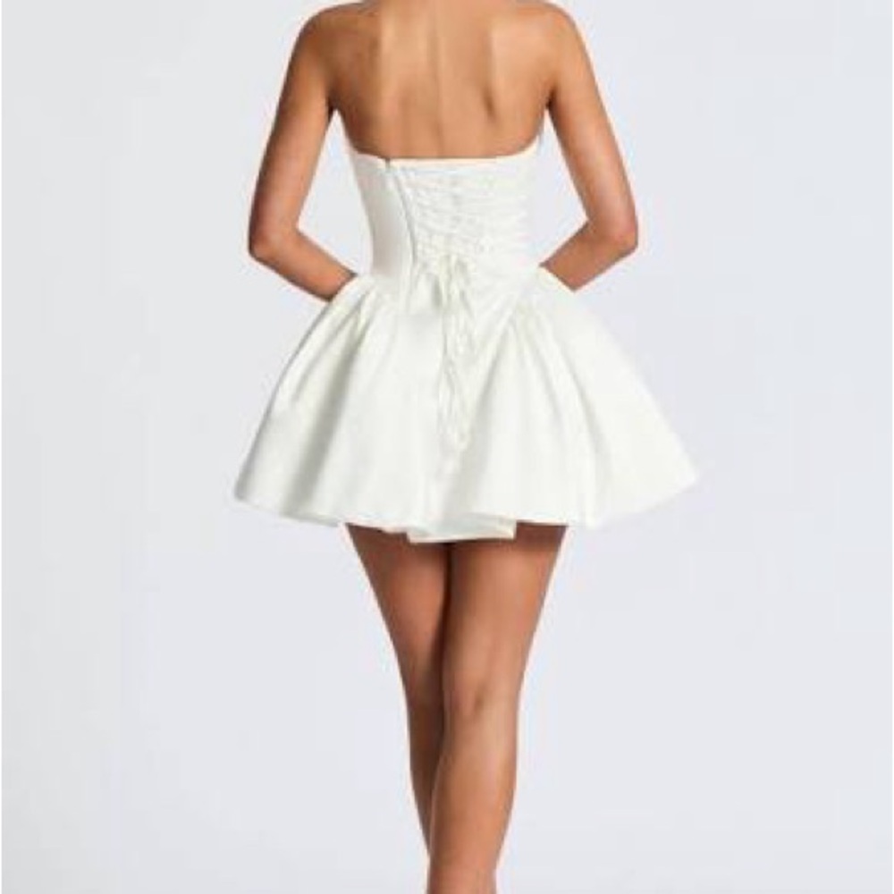 Elegant Strapless White Dress - Picture 4 of 9